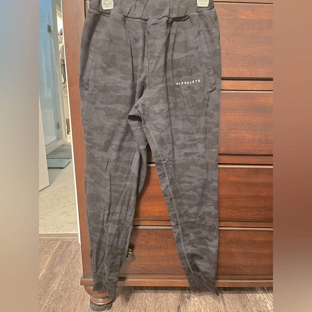 Alphalete size large camo joggers